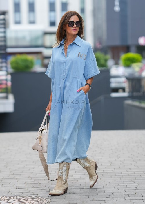 "Niebieska sukienka koszulowa maxi z krótkim rękawem i kołnierzykiem, luźny oversize krój z kieszeniami, styl casualowy"