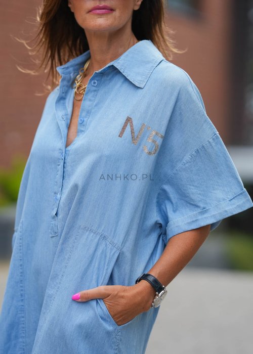 "Niebieska sukienka koszulowa maxi z krótkim rękawem i kołnierzykiem, luźny oversize krój z kieszeniami, styl casualowy"