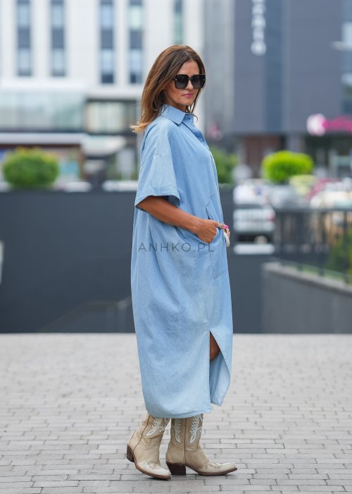 "Niebieska sukienka koszulowa maxi z krótkim rękawem i kołnierzykiem, luźny oversize krój z kieszeniami, styl casualowy"