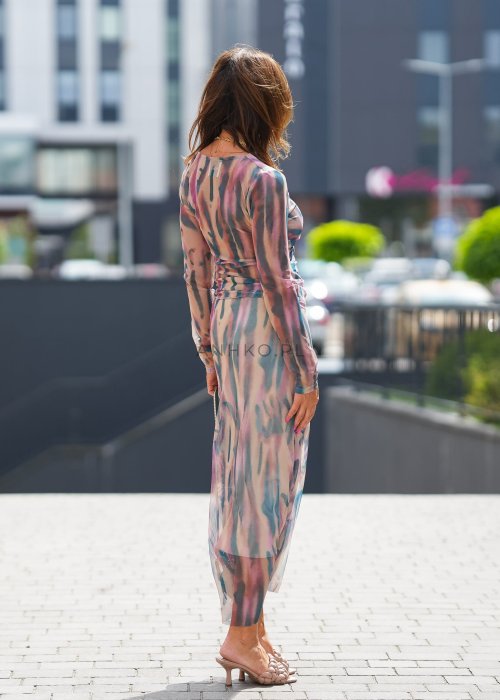 "Długa tiulowa spódnica damska w pastelowy wzór, półtransparentny materiał, letnia stylizacja boho"