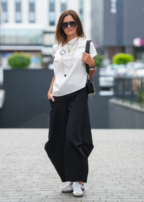 "Biała bluzka damska z krótkim rękawem, asymetryczny dekolt, lekki materiał, minimalistyczna letnia stylizacja"