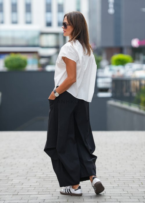 "Biała bluzka damska z krótkim rękawem, asymetryczny dekolt, lekki materiał, minimalistyczna letnia stylizacja"