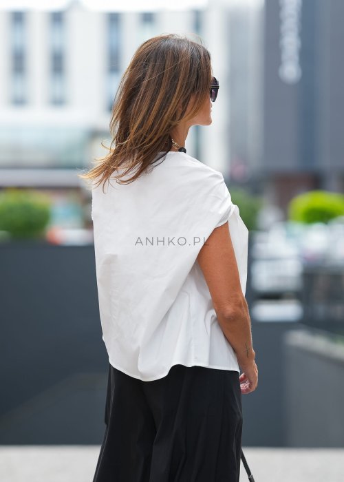 "Biała bluzka damska z krótkim rękawem, asymetryczny dekolt, lekki materiał, minimalistyczna letnia stylizacja"