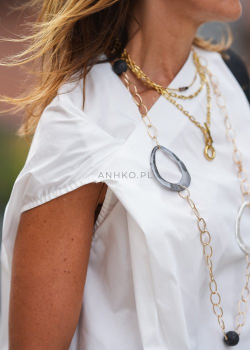 "Biała bluzka damska z krótkim rękawem, asymetryczny dekolt, lekki materiał, minimalistyczna letnia stylizacja"