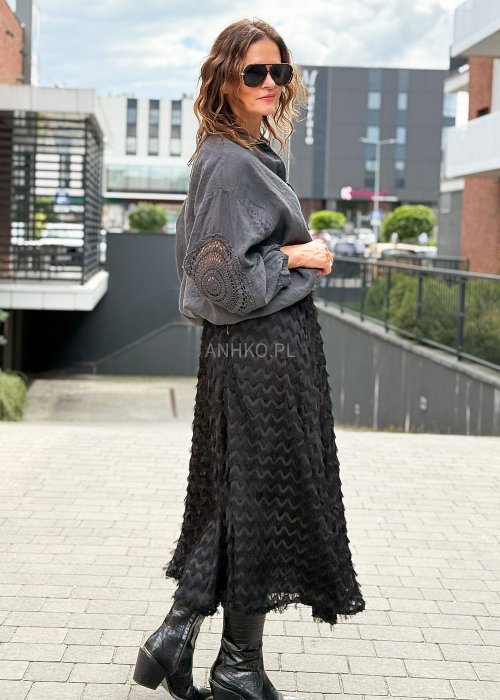 Grafitowa lniana koszula damska oversize z ażurowymi rękawami, stylizacja z czarną spódnicą w eleganckim, miejskim stylu.