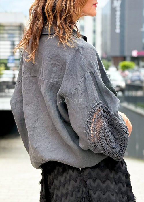 Grafitowa lniana koszula damska oversize z ażurowymi rękawami, stylizacja z czarną spódnicą w eleganckim, miejskim stylu.