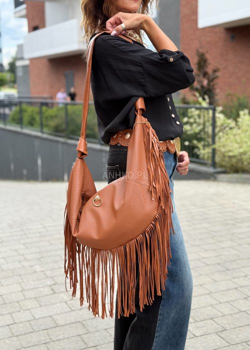 "Brązowa skórzana torebka damska typu hobo z długimi frędzlami i plecioną fakturą w stylu boho"