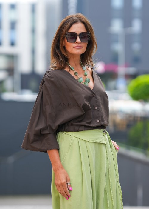 Brązowa bluzka damska z długim szerokim rękawem, dekoltem w serek i elastycznym ściągaczem w talii, luźny oversize'owy krój