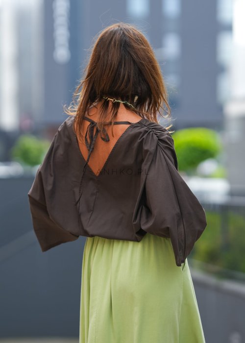 Brązowa bluzka damska z długim szerokim rękawem, dekoltem w serek i elastycznym ściągaczem w talii, luźny oversize'owy krój