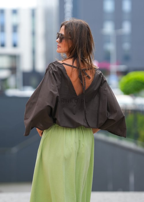 Brązowa bluzka damska z długim szerokim rękawem, dekoltem w serek i elastycznym ściągaczem w talii, luźny oversize'owy krój