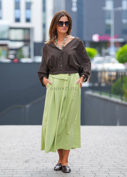 Brązowa bluzka damska z długim szerokim rękawem, dekoltem w serek i elastycznym ściągaczem w talii, luźny oversize'owy krój