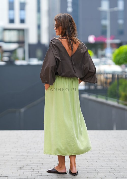 Brązowa bluzka damska z długim szerokim rękawem, dekoltem w serek i elastycznym ściągaczem w talii, luźny oversize'owy krój