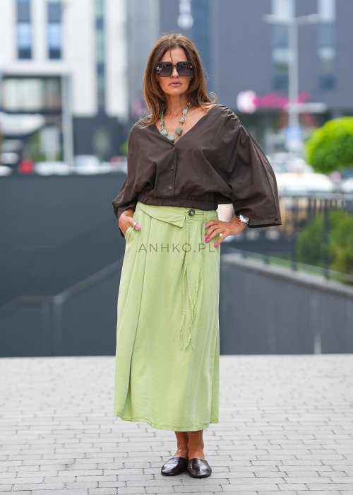 Brązowa bluzka damska z długim szerokim rękawem, dekoltem w serek i elastycznym ściągaczem w talii, luźny oversize'owy krój