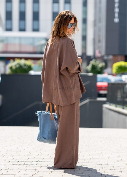 Brązowy komplet lniany damski z luźną marynarką dwurzędową i szerokimi spodniami w stylu casual boho