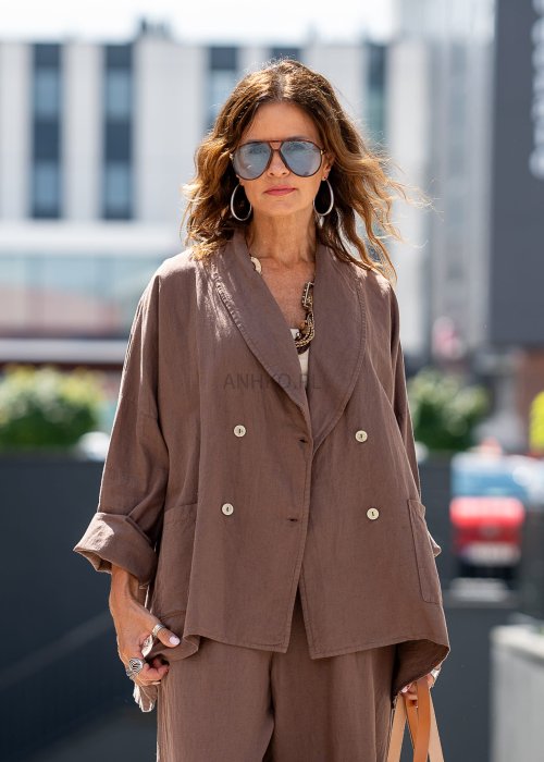 Brązowy komplet lniany damski z luźną marynarką dwurzędową i szerokimi spodniami w stylu casual boho