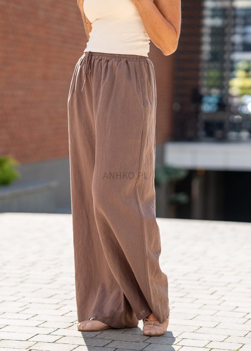Brązowy komplet lniany damski z luźną marynarką dwurzędową i szerokimi spodniami w stylu casual boho