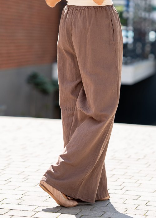 Brązowy komplet lniany damski z luźną marynarką dwurzędową i szerokimi spodniami w stylu casual boho