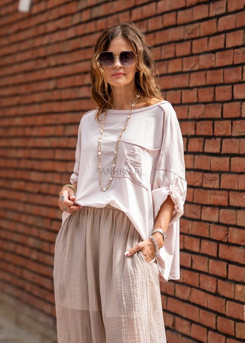 Pudroworóżowa bluzka oversize Blush Amore z szerokim dekoltem i regulowanymi rękawami, pokazana od tyłu w swobodnej stylizacji.