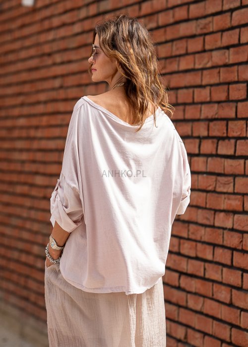 Pudroworóżowa bluzka oversize Blush Amore z szerokim dekoltem i regulowanymi rękawami, pokazana od tyłu w swobodnej stylizacji.