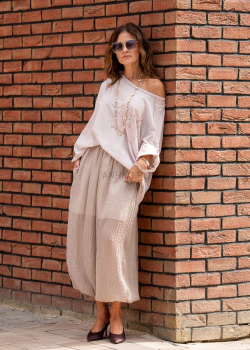 Pudroworóżowa bluzka oversize Blush Amore z szerokim dekoltem i regulowanymi rękawami, pokazana od tyłu w swobodnej stylizacji.