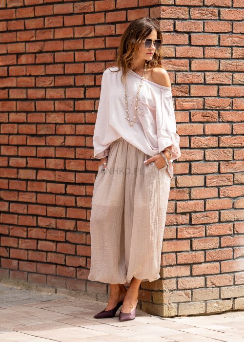 Pudroworóżowa bluzka oversize Blush Amore z szerokim dekoltem i regulowanymi rękawami, pokazana od tyłu w swobodnej stylizacji.