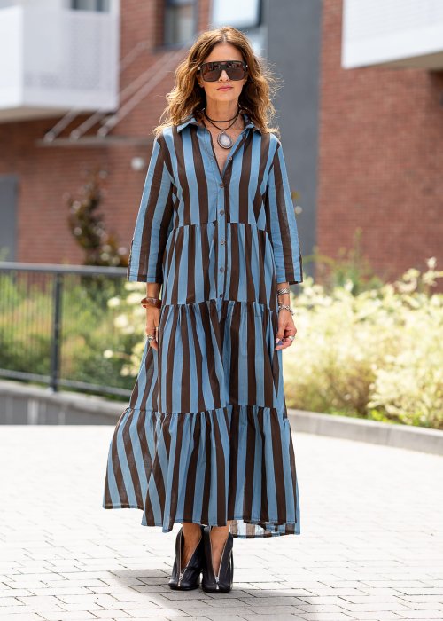 Sukienka maxi w pionowe pasy niebiesko brązowe, długi rękaw 3/4, rozpinana z kołnierzykiem, zwiewna moda damska w stylu boho