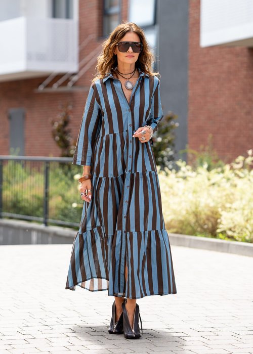 Sukienka maxi w pionowe pasy niebiesko brązowe, długi rękaw 3/4, rozpinana z kołnierzykiem, zwiewna moda damska w stylu boho