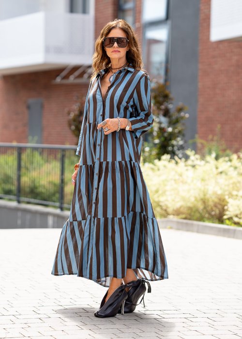 Sukienka maxi w pionowe pasy niebiesko brązowe, długi rękaw 3/4, rozpinana z kołnierzykiem, zwiewna moda damska w stylu boho