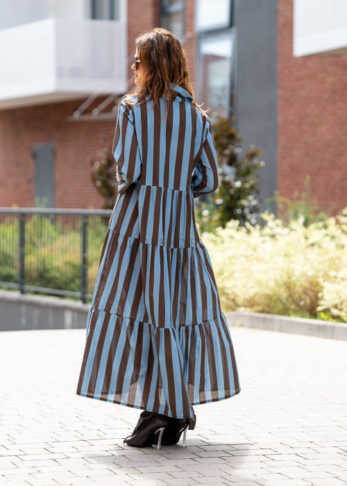 Sukienka maxi w pionowe pasy niebiesko brązowe, długi rękaw 3/4, rozpinana z kołnierzykiem, zwiewna moda damska w stylu boho