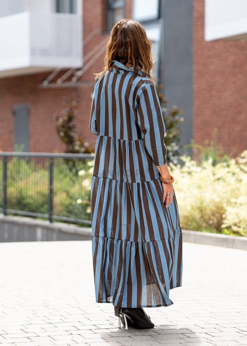 Sukienka maxi w pionowe pasy niebiesko brązowe, długi rękaw 3/4, rozpinana z kołnierzykiem, zwiewna moda damska w stylu boho