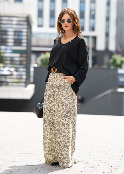 Szerokie spodnie lniane damskie w stylu boho, beżowe z czarnym kwiatowym wzorem, wysoki stan, moda damska casual