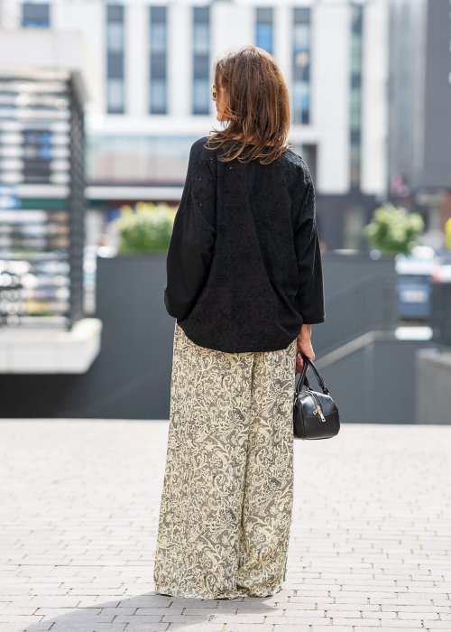 Szerokie spodnie lniane damskie w stylu boho, beżowe z czarnym kwiatowym wzorem, wysoki stan, moda damska casual