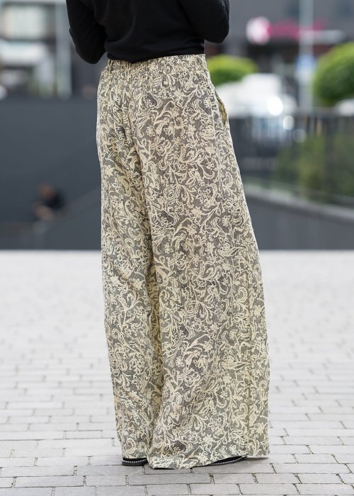 Szerokie spodnie lniane damskie w stylu boho, beżowe z czarnym kwiatowym wzorem, wysoki stan, moda damska casual