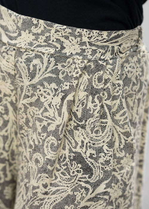 Szerokie spodnie lniane damskie w stylu boho, beżowe z czarnym kwiatowym wzorem, wysoki stan, moda damska casual