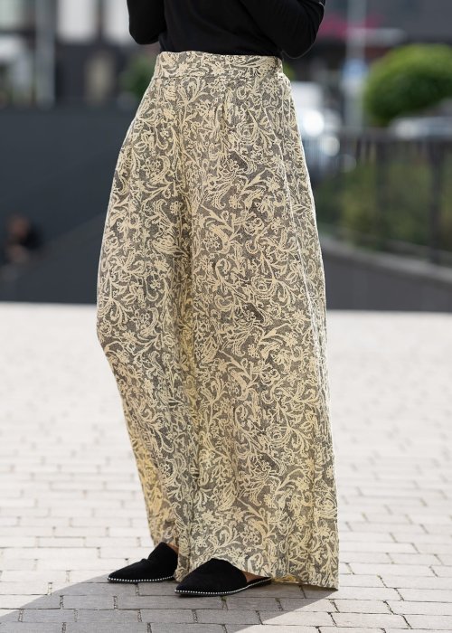 Szerokie spodnie lniane damskie w stylu boho, beżowe z czarnym kwiatowym wzorem, wysoki stan, moda damska casual