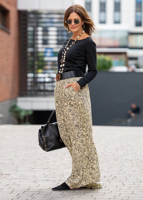 Szerokie spodnie lniane damskie w stylu boho, beżowe z czarnym kwiatowym wzorem, wysoki stan, moda damska casual