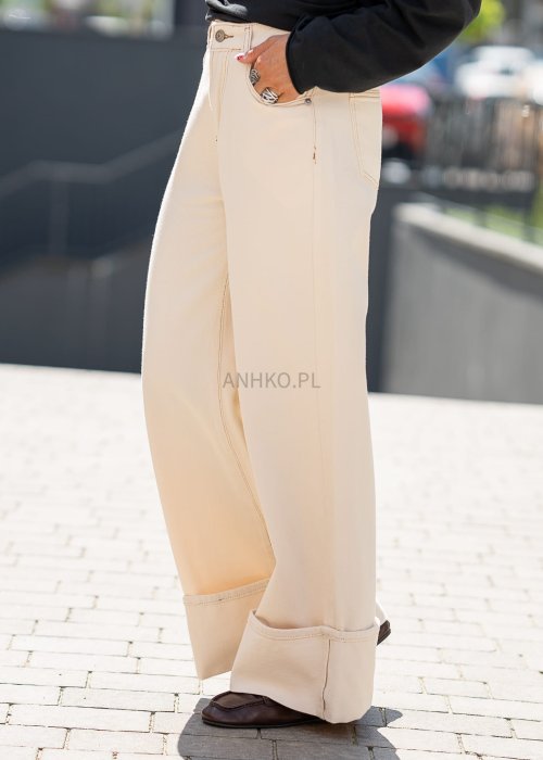 Kremowe spodnie damskie wide leg z szeroką nogawką i wysokim stanem, minimalistyczny fason, elegancka stylizacja casual