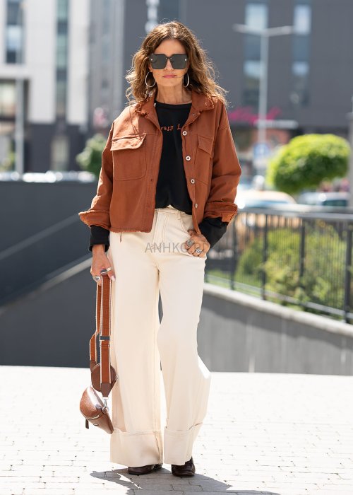 Kremowe spodnie damskie wide leg z szeroką nogawką i wysokim stanem, minimalistyczny fason, elegancka stylizacja casual