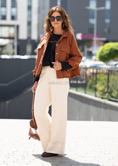Kremowe spodnie damskie wide leg z szeroką nogawką i wysokim stanem, minimalistyczny fason, elegancka stylizacja casual