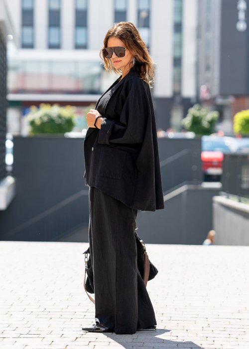 Czarny komplet damski z dodatkiem lnu składający się z marynarki oversize i szerokich spodni. Elegancka stylizacja w minimalistycznym, miejskim stylu.