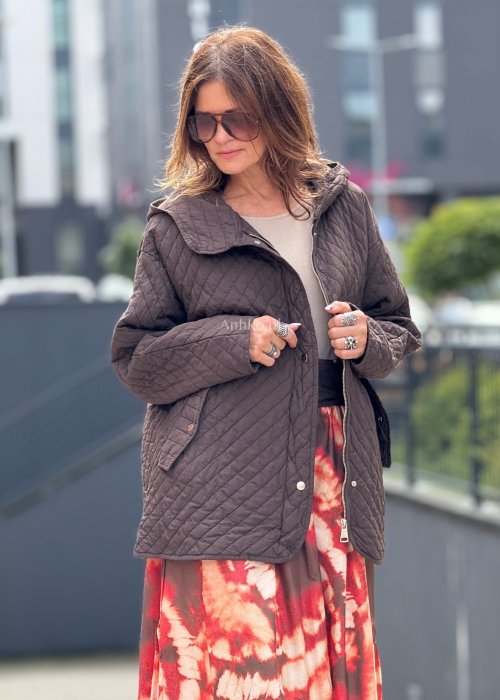 Brązowa pikowana kurtka damska z kapturem, oversize krój, zapinana na napy i zamek, styl casual i boho