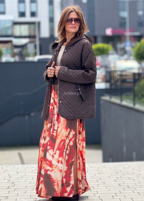 Brązowa pikowana kurtka damska z kapturem, oversize krój, zapinana na napy i zamek, styl casual i boho