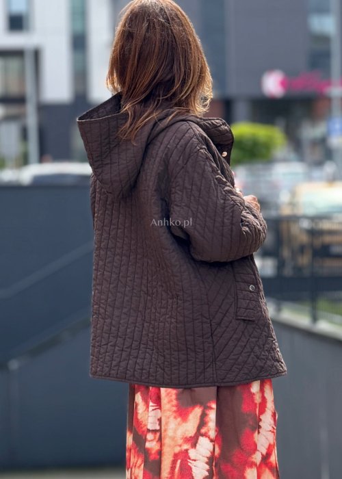 Brązowa pikowana kurtka damska z kapturem, oversize krój, zapinana na napy i zamek, styl casual i boho