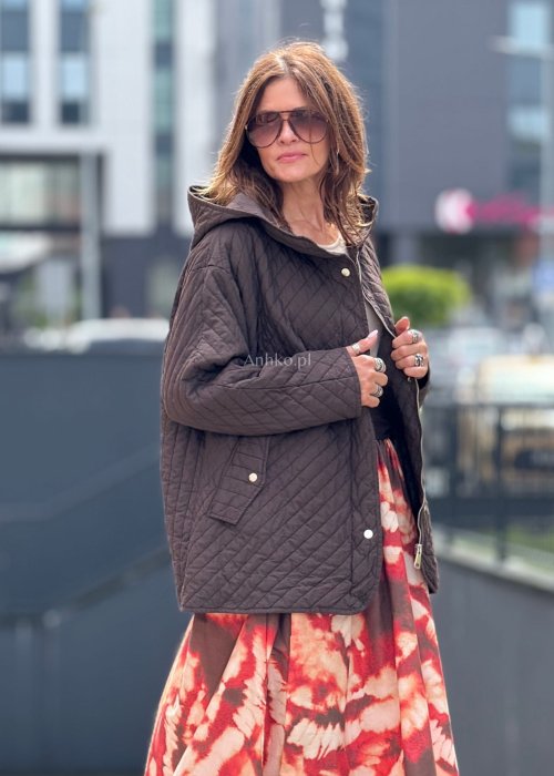 Brązowa pikowana kurtka damska z kapturem, oversize krój, zapinana na napy i zamek, styl casual i boho