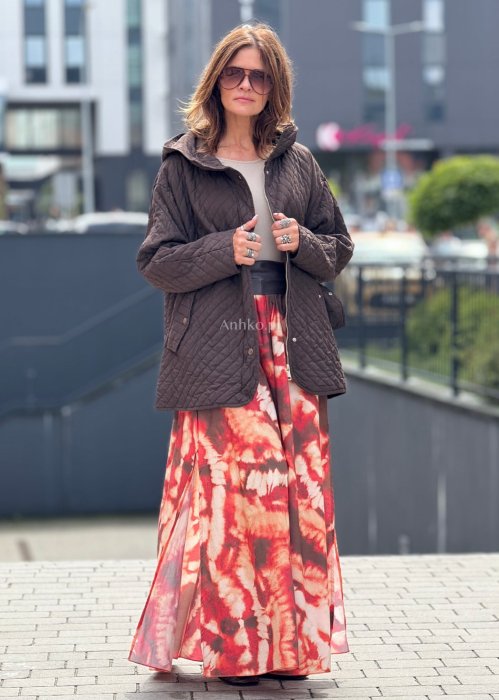 Brązowa pikowana kurtka damska z kapturem, oversize krój, zapinana na napy i zamek, styl casual i boho