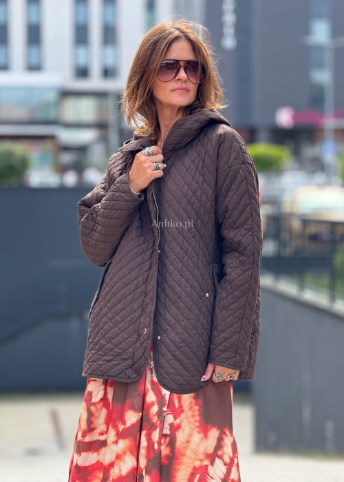 Brązowa pikowana kurtka damska z kapturem, oversize krój, zapinana na napy i zamek, styl casual i boho
