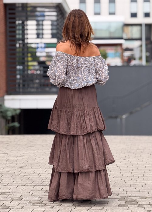 Brązowa długa spódnica boho z bawełny, rozkloszowana, w stylu tiered z szerokimi falbanami i naturalnym wykończeniem