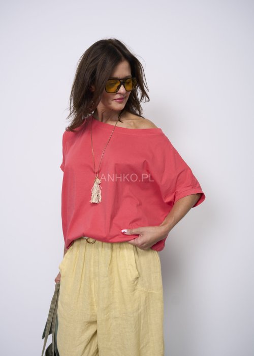 Czerwona bluzka damska oversize z krótkim rękawem i okrągłym dekoltem, luźny fason w casualowej stylizacji.