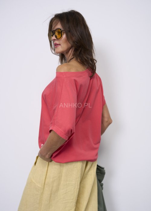 Czerwona bluzka damska oversize z krótkim rękawem i okrągłym dekoltem, luźny fason w casualowej stylizacji.