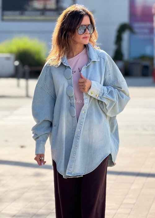 Jasna denimowa katana damska oversize z dużymi, okrągłymi guzikami, długie rękawy, nowoczesny streetwearowy styl